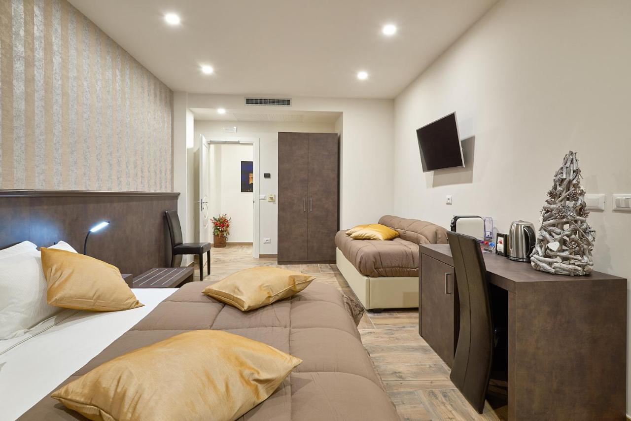 Ricaroka Hotel Albenga Bagian luar foto